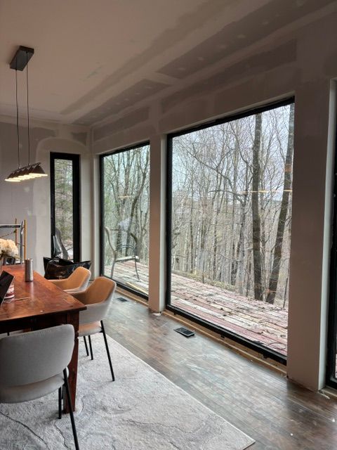 La salle à manger et sa nouvelle fenestration