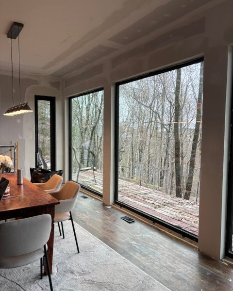 La salle à manger et sa nouvelle fenestration