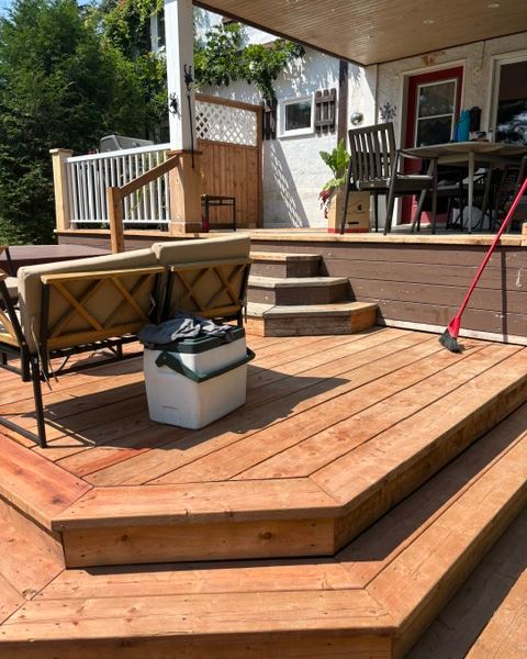 Le patio reconstruit sur deux paliers