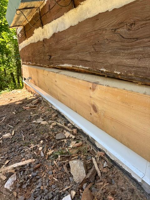 La nouvelle lisse de rive en bois neuf, avec son solin blanc