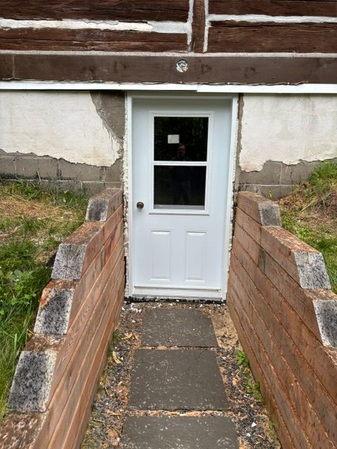 La nouvelle porte de sous-sol, vue de l’escalier extérieur