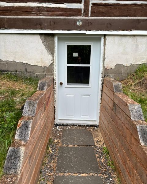 La nouvelle porte de sous-sol, vue de l’escalier extérieur