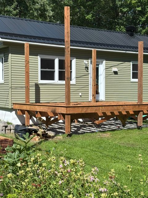 La nouvelle structure du patio, poteaux et solives en place