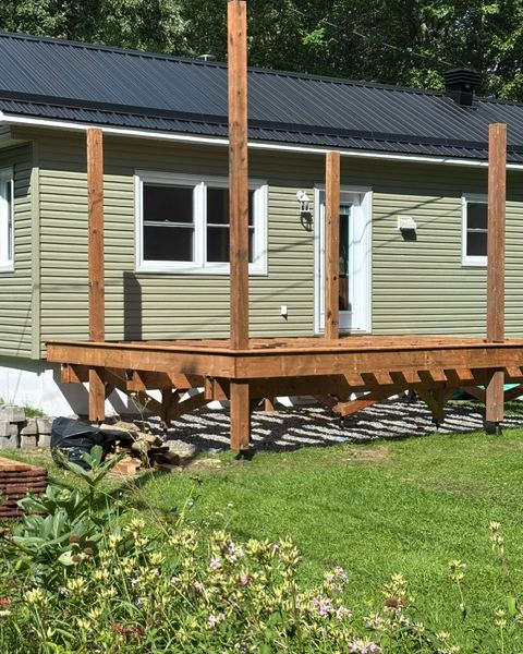 La nouvelle structure du patio, poteaux et solives en place