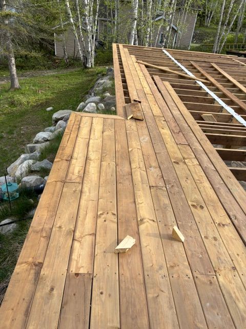 Terrasse neuve construite au bord de l'eau
