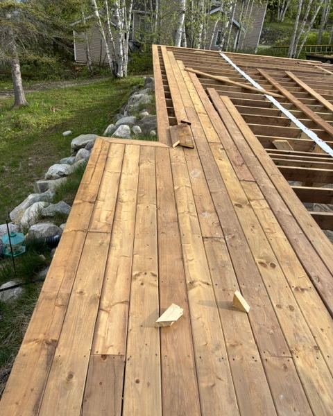 Terrasse neuve construite au bord de l'eau