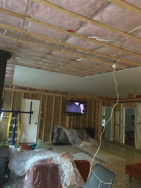 Pose de gypse au plafond sur une charpente neuve