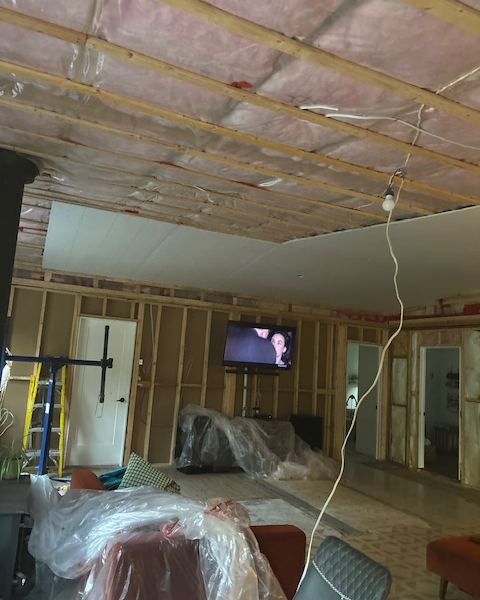 Pose de gypse au plafond sur une charpente neuve