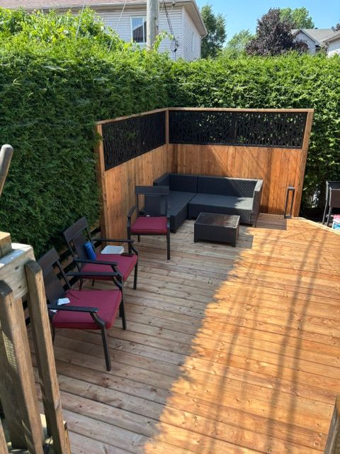 Patio de cèdre de 18 x 17 pieds avec mur d'intimité, à Laval