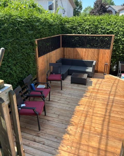Patio de cèdre de 18 x 17 pieds avec mur d'intimité, à Laval
