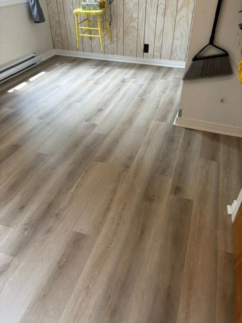 Plancher de vinyle posé dans une pièce rénovée