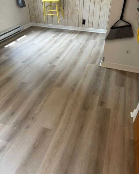 Plancher de vinyle posé dans une pièce rénovée